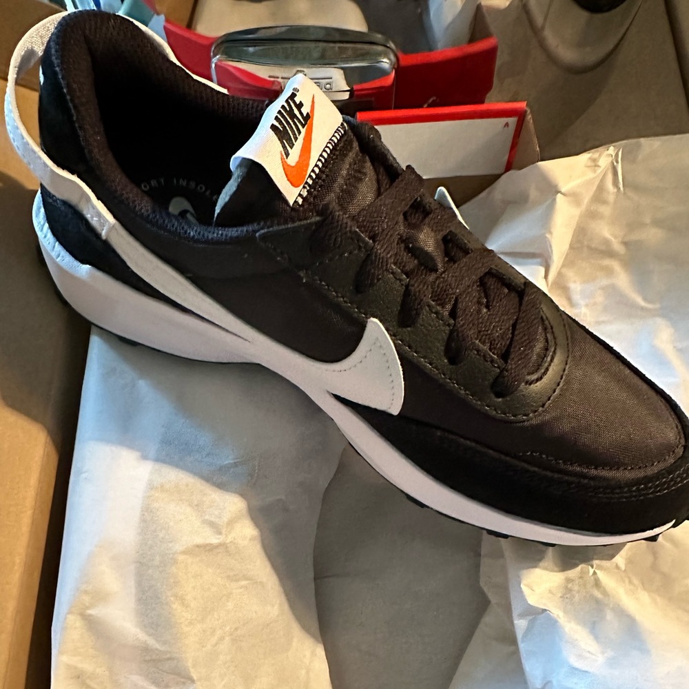 Brand New Women’s Nike waffle Debut sz 8